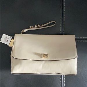 Coach turnlock clutch